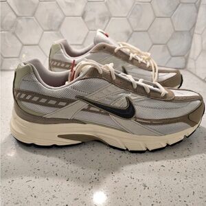 Nike Men’s Initiator Low Top Sneaker Sz 13 NEW Light Bone & Cargo Khaki HJ7683